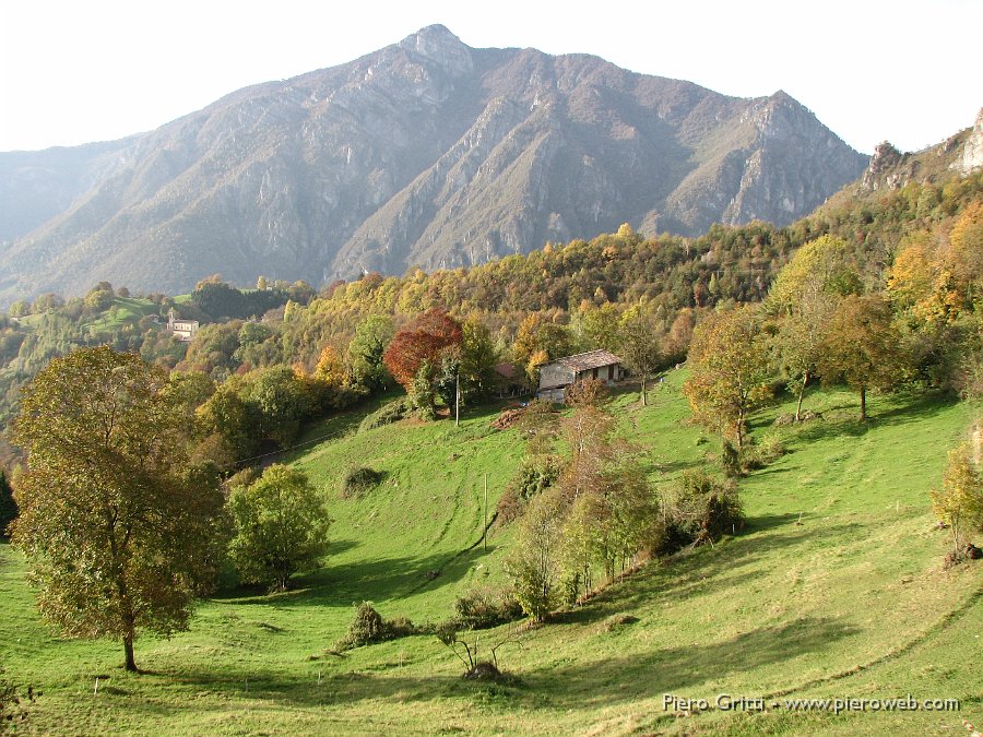 cancervo 005.jpg - I prati di Brembella con vista verso la chiesa della Pianca e, sullo sfondo, il Monte Sornadello